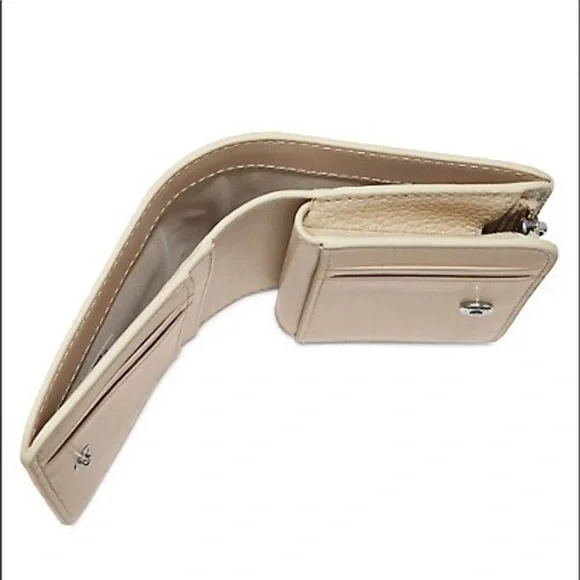 Authentic Marc Jacobs
Mini Compact Wallet - Picture 4 of 12